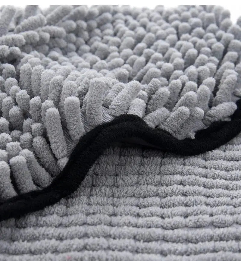 Blue microfiber pet towel and bathrobe with double pockets, quick-drying and super absorbent for pets.