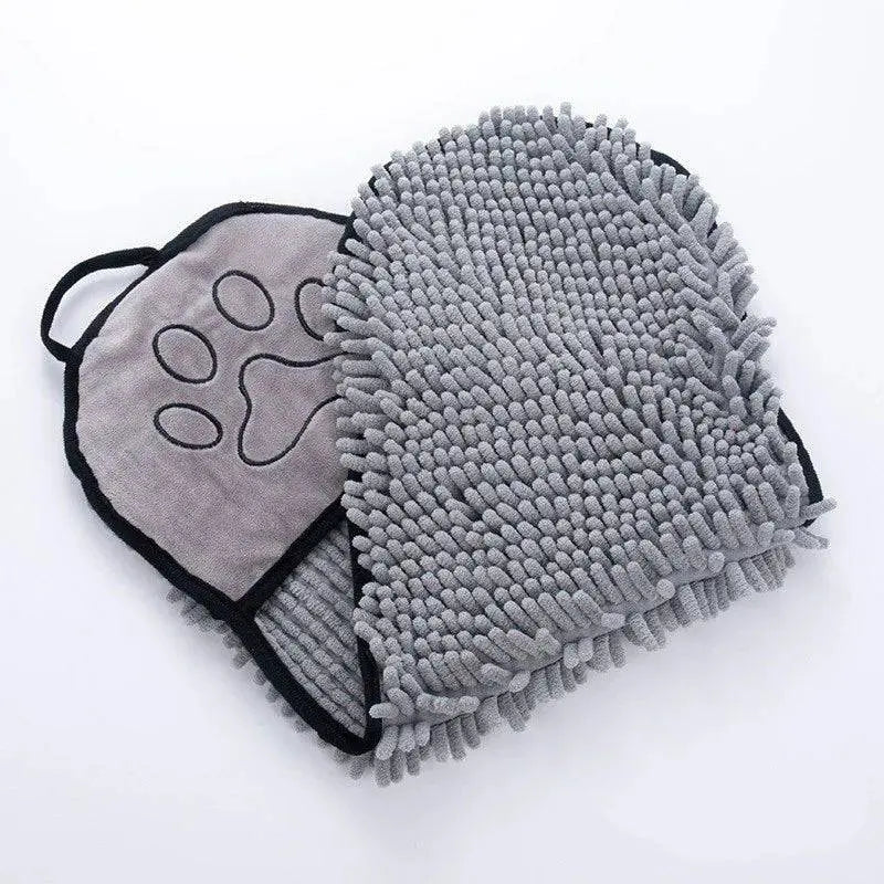 Super absorbent microfiber pet towel bathrobe with double pockets, quick-dry design for dogs and cats.